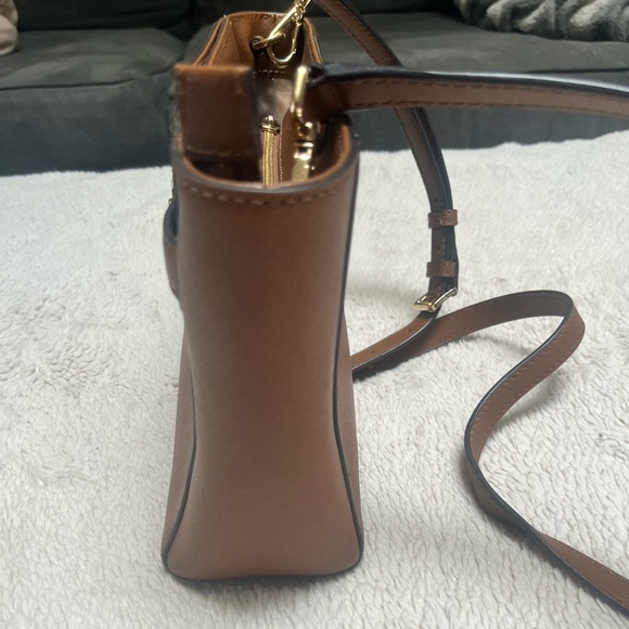 MICHAEL KORS Hamilton Traveler Saffiano TZ MD Messenger Bag in Brown - Picture 5 of 9